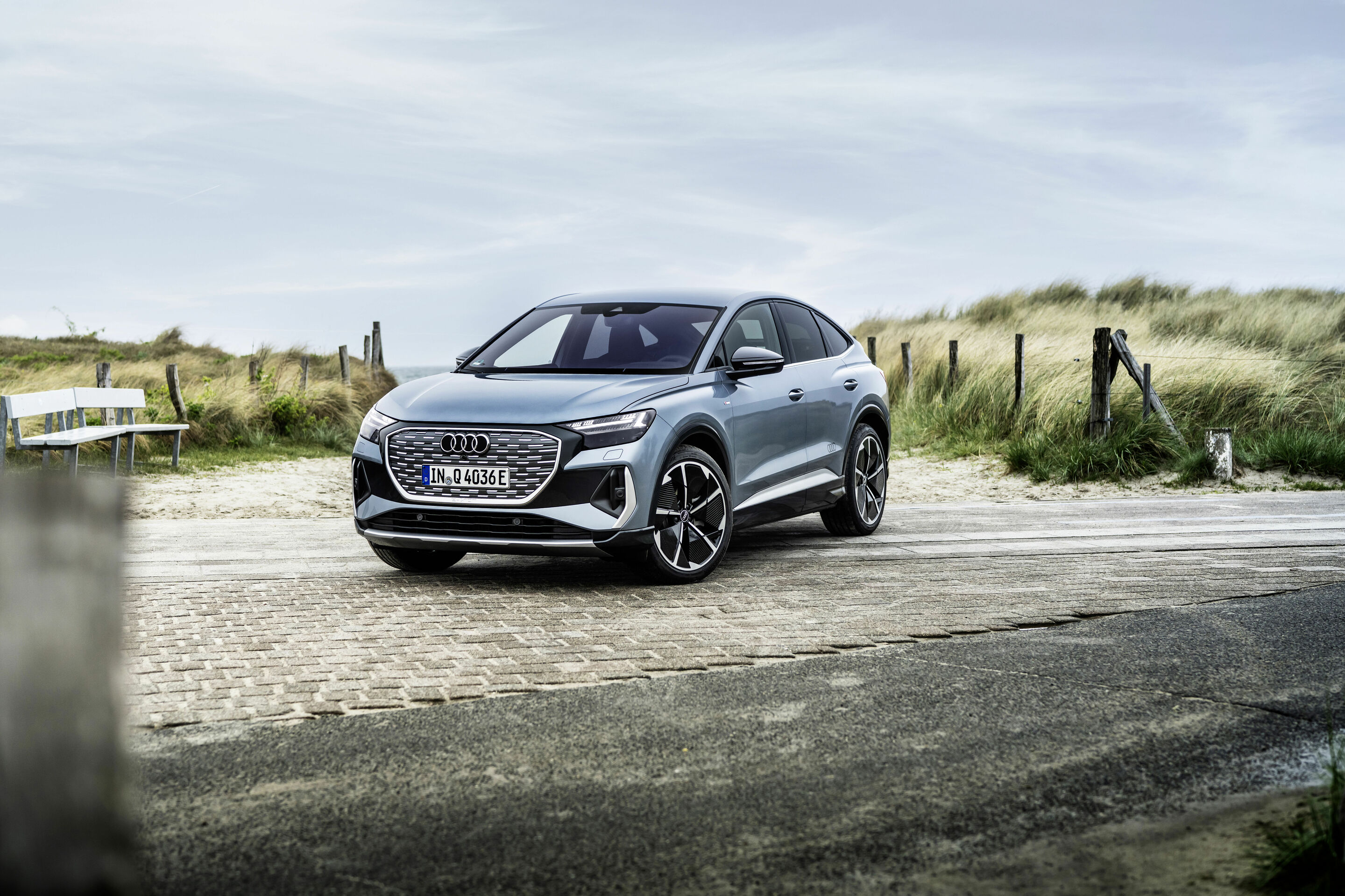Audi Q4 Sportback 50 e-tron quattro Edition One - Standaufnahme, Farbe: Geysirblau