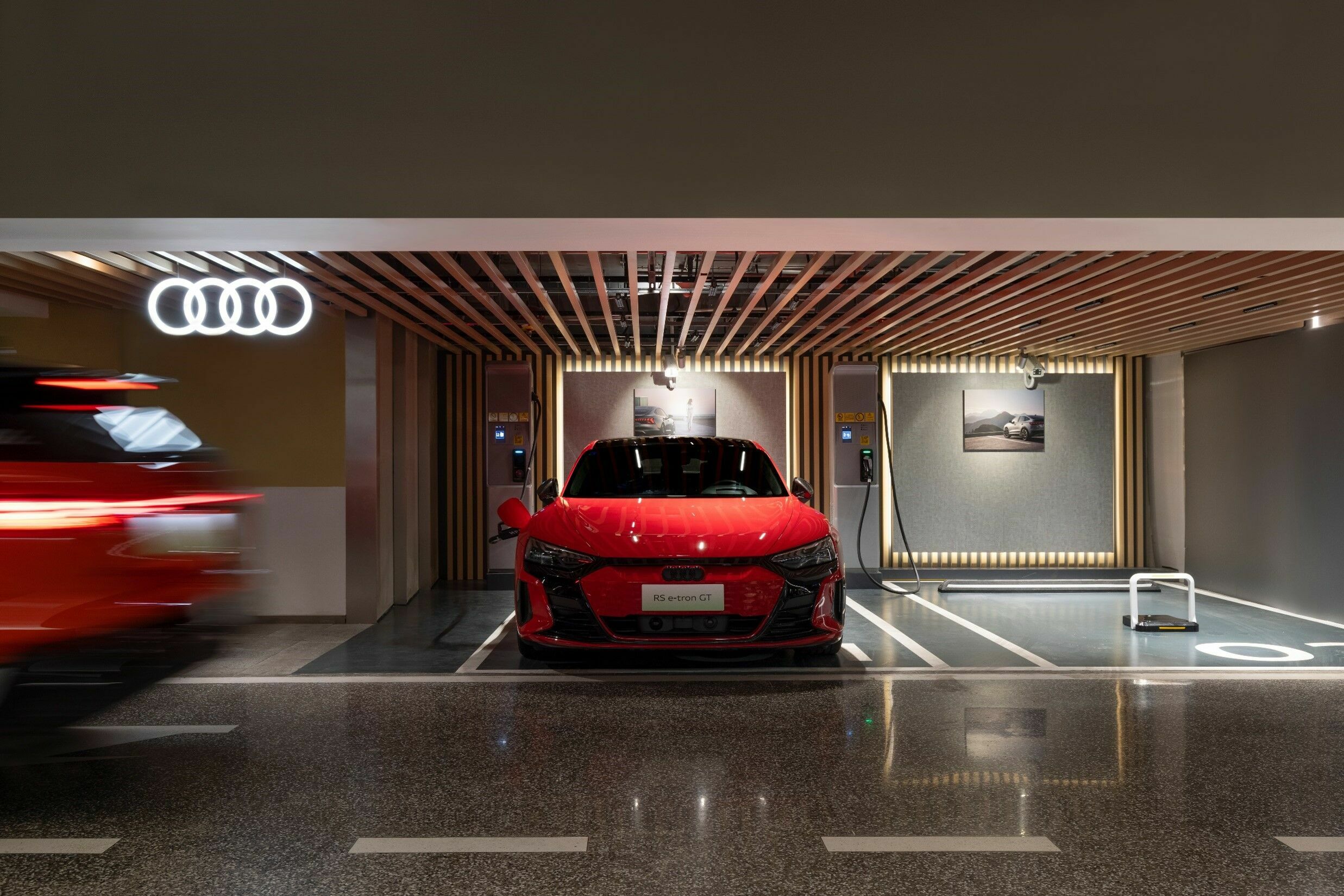 Audi ergänzt sein chinesisches Premium-Ökosystem für Elektromobilität durch exklusive Audi-Ladestationen - Die Audi Ladestationen sind mit modernster Technologie für super-schnelles Laden mit bis zu 360 kW ausgestattet.
