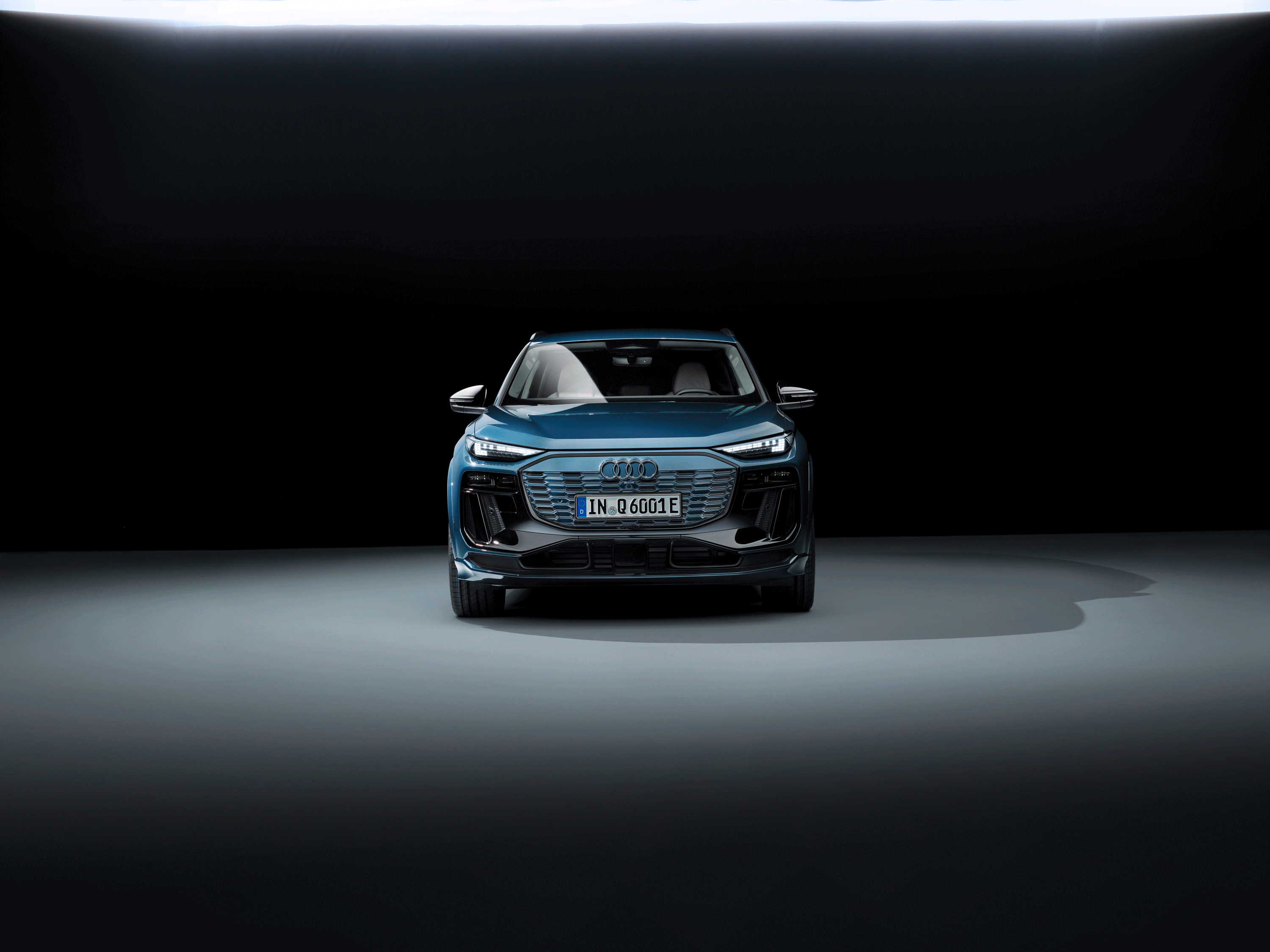 Audi Q6 e-tron quattro - Standaufnahme,
Farbe: Plasmablau Metallic