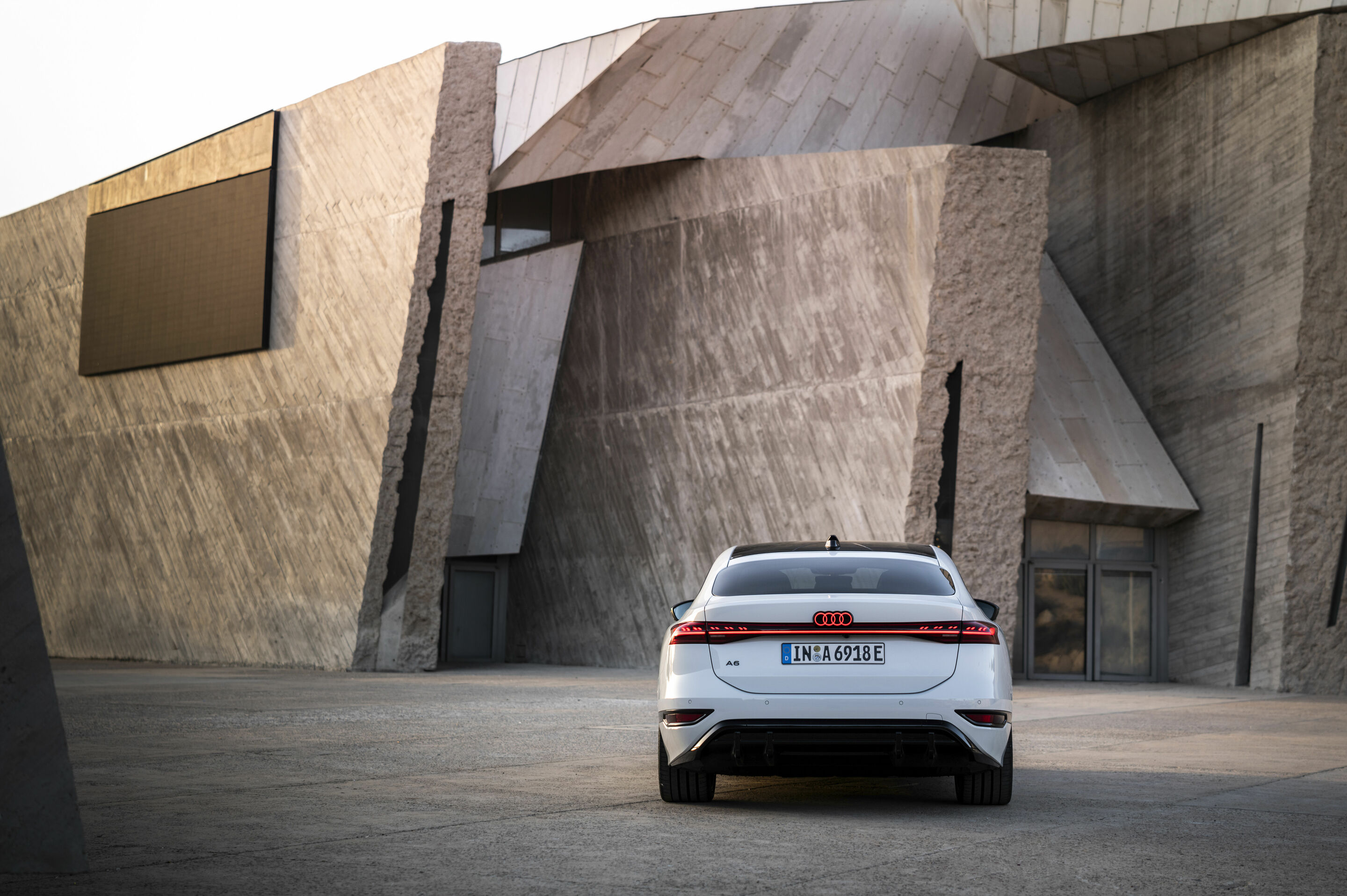 Audi A6 Sportback e-tron - Standaufnahme,
Farbe: Gletscherweiß Metallic