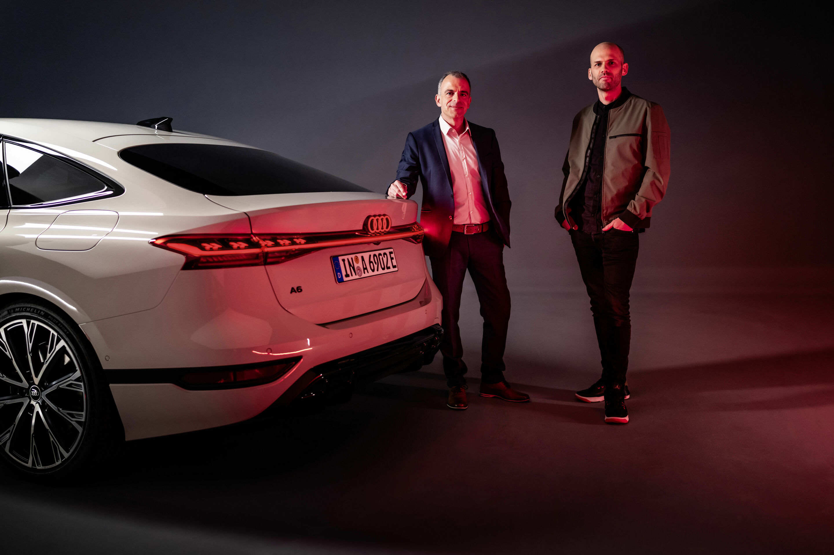„Licht in Bewegung begeistert!“ - Stefan Staudacher (li.), Leiter der Entwicklung Heckbeleuchtung, und Lichtdesigner Christoph Häußinger (re.) gemeinsam am Heck des neuen A6 Sportback e-tron.
