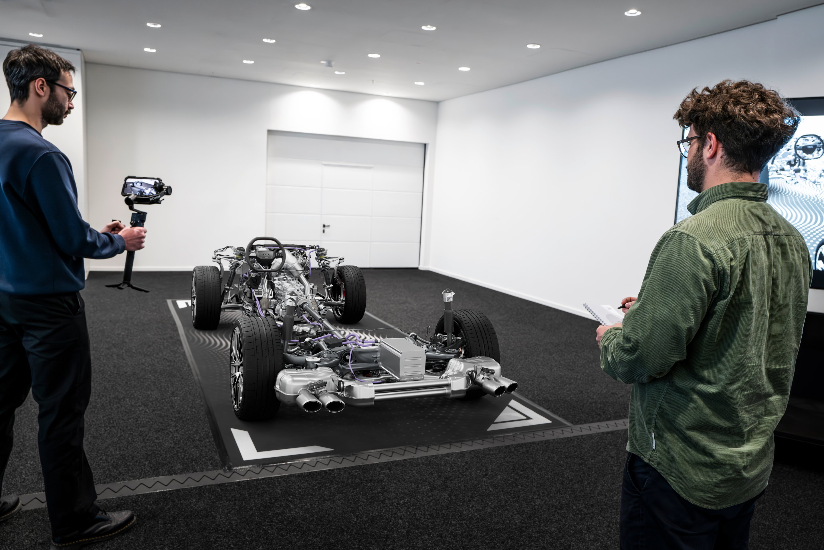 MHEV plus: die nächste Generation der Hybridisierung bei Audi - Blick auf ein virtuelle Exponat: MHEV plus mit Triebstranggenerator (TSG) sorgt mit elektrischen Fahranteilen für noch mehr Effizienz