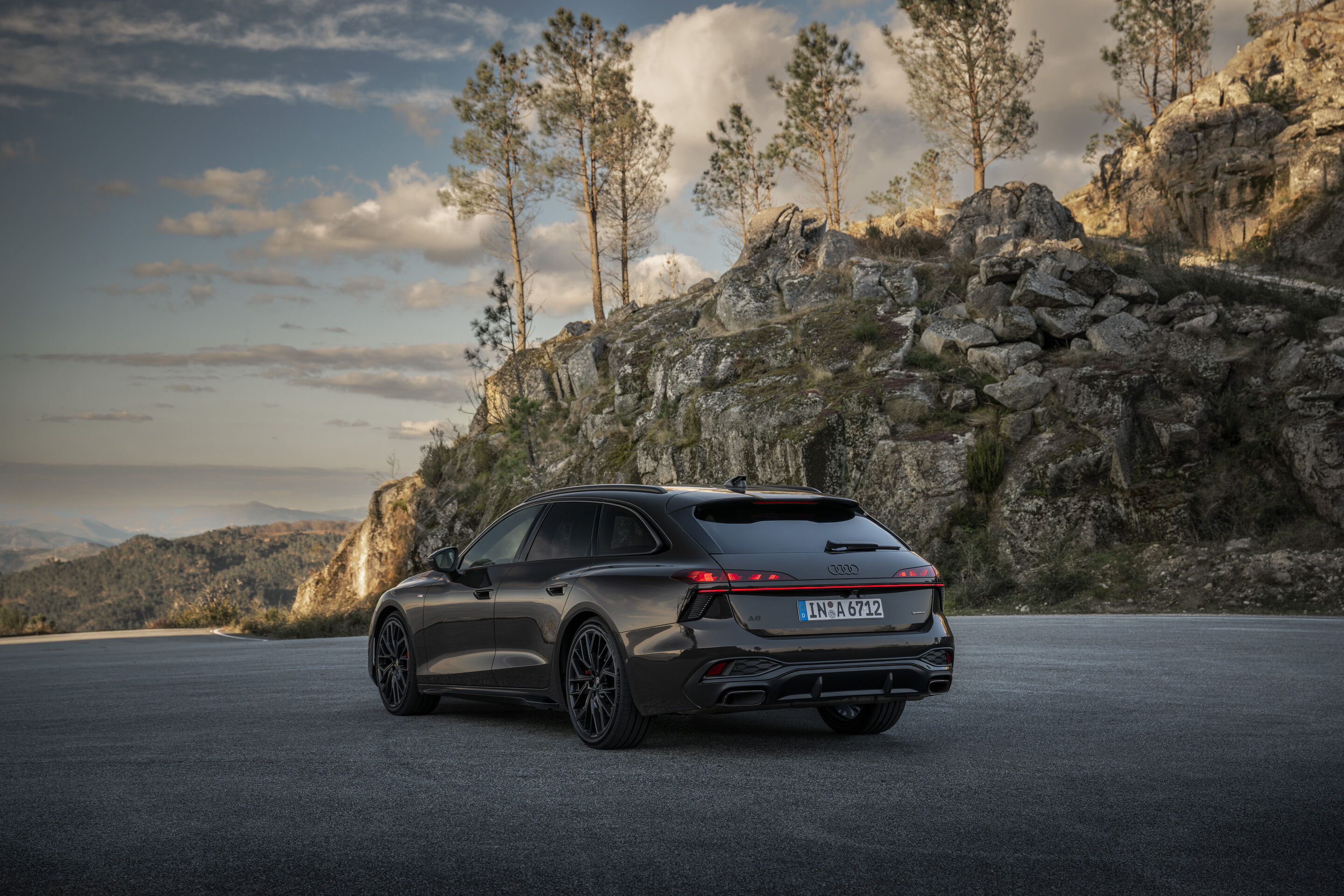 Audi A6 Avant - Standaufnahme,
Farbe: Madeirabraun Metallic