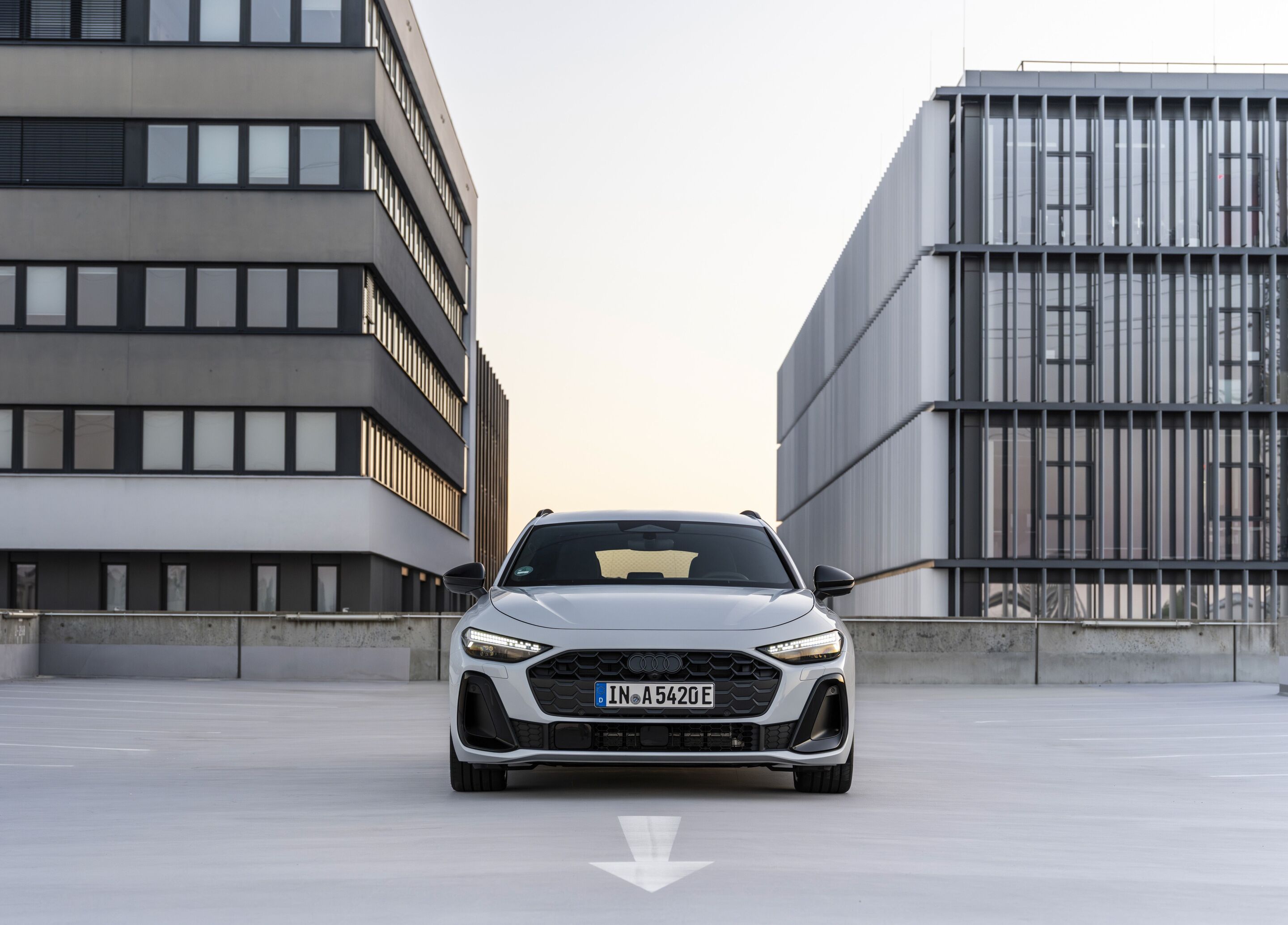 Audi A5 Avant e-hybrid quattro - Standaufnahme,
Farbe: Gletscherweiß