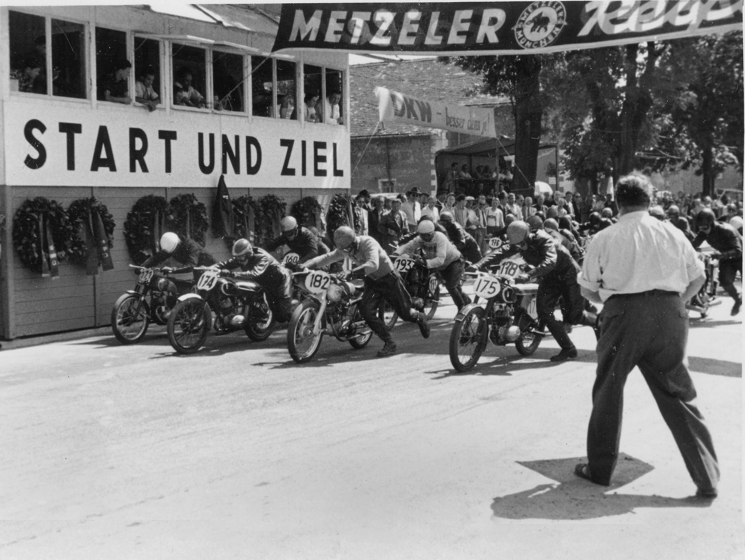 Donau-Ring-Rennen 1951 in Ingolstadt: Am Start der 125 ccm Klasse sind auch die Nachwuchsfahrer August Hobl (Startnummer 174) und Vinzenz Klingenschmidt (Startnummer 175) beide mit einer DKW 125 RT.